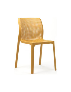Chaise en résine BIT ambre assise et dossier perforés